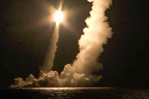 Tên lửa đạn đạo liên lục địa được phóng bởi tàu ngầm hạt nhân Vladimir Monomakh từ Sera, biển Okhotsk, Nga. Ảnh: AP