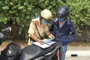 CSGT xử phạt người điều khiển phương tiện giao thông vi phạm khi qua hầm sông Sài Gòn. Ảnh: CAO THĂNG