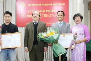 Chủ tịch Liên hiệp các Hội Văn học Nghệ thuật Việt Nam, nhà thơ Hữu Thỉnh, Chủ tịch Hội đồng giải thưởng trao giải A cho các tác giả. Ảnh: TTXVN