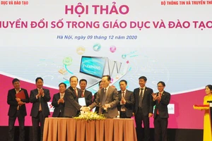 Thứ trưởng Bộ GD-ĐT Hoàng Minh Sơn (bên phải) và Chủ tịch HĐTV VNPT ký biên bản ghi nhớ chuyển đổi số trong GD-ĐT