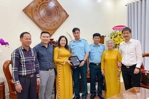 Quỹ Công tác xã hội Anh hùng LLVT nhân dân Phan Trọng Bình đến thăm, tặng quà Sư đoàn Không quân 370