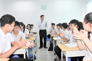 Thầy Trương Bá Hải và những học trò khiếm thị của mình tại Trung tâm GDNN-GDTX quận 10, TPHCM. Ảnh minh họa