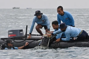 Vụ máy bay rơi tại Indonesia: Tìm thấy nhiều phần thi thể, bắt được tín hiệu hộp đen máy bay