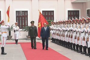  Thủ tướng Nguyễn Xuân Phúc dự lễ đón nhận Huân chương Bảo vệ Tổ quốc hạng Nhất và kỷ niệm 75 năm Ngày truyền thống của lực lượng tình báo Công an nhân dân. Ảnh: VGP
