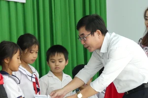 Báo SGGP tặng học bổng cho học sinh nghèo và hiếu học huyện Tân Biên