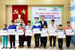 Trao học bổng vì một cái tết đủ đầy cho học sinh nghèo tỉnh Quảng Nam