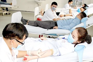 Các y, bác sĩ Bệnh viện Trung ương Huế hiến máu và hiến tiểu cầu