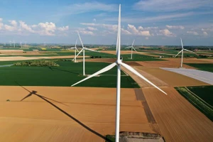 Các tuabin điện gió tại một trang trại ở Graincourt-les-Havrincourt, Pháp, ngày 27-4-2020. Ảnh: REUTERS