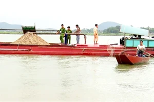 Công an huyện Nghi Xuân, Hà Tĩnh bắt giữ sà lan khai thác cát trái phép trên sông Lam