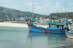 Khu vực gần cửa biển có bãi cát bồi lấp chắn ngang, gây khó khăn cho tàu thuyền ra vào cảng Sa Huỳnh. Ảnh: NGUYỄN TRANG