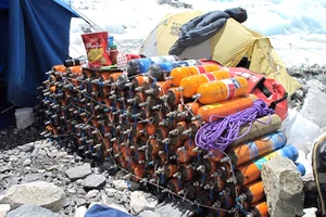 Nepal tái sử dụng bình oxy của các nhà leo núi