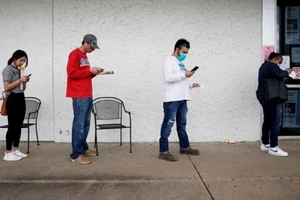 Người dân xếp hàng nộp đơn thất nghiệp tại Arkansas (Mỹ). Ảnh minh họa: REUTERS