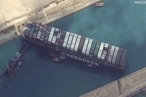 Sự cố tàu chở hàng MV Ever Given bị mắc kẹt, chắn ngang kênh đào Suez, Ai Cập, ngày 26-3-2021. Ảnh: Maxar Technologies/AP