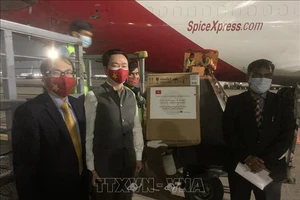 Đại sứ Việt Nam tại Ấn Độ Phạm Sanh Châu (đứng giữa) trao lô hàng y tế cho phía Ấn Độ tại sân bay quốc tế Indira Gandhi. Ảnh: TTXVN 