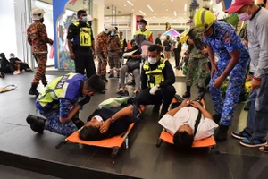 Nhân viên cấp cứu chăm sóc các nạn nhân trong vụ tai nạn tàu cao tốc, tại ga Kampung Baru hôm 24-5-2021.Ảnh: straitstimes.com