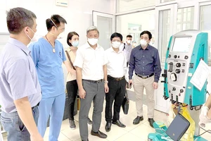 Thứ trưởng Nguyễn Trường Sơn cùng các chuyên gia kiểm tra công tác điều trị tại Bệnh viện Phổi Bắc Giang