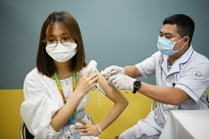 Công nhân Công ty TNHH Samsung Bắc Ninh được tiêm vaccine phòng Covid-19. Ảnh: QĐND