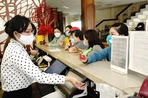 Đội ngũ y, bác sĩ check in tại khách sạn Đồng Khánh