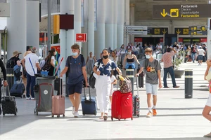 Du khách đến sân bay Palma de Mallorca, Tây Ban Nha 