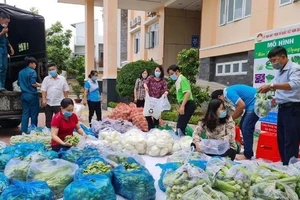  Trong những ngày qua, hàng tấn nhu yếu phẩm được chuyển đến hỗ trợ cho người dân trong khu phong tỏa ở TPHCM. Ảnh: MINH NGUYỆT 