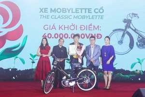 Xe Mobylette cổ được đấu giá hơn 500 triệu đồng quyên góp cho Quỹ từ thiện Bông hồng nhỏ