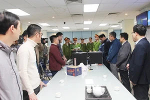 Lực lượng chức năng thực hiện khám xét tại phòng nghiệp vụ của Cục Đăng kiểm Việt Nam ngày 28-12