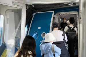 Hành khách lên chuyến bay "Mang tết về nhà" năm 2023 khởi hành từ sân bay Haneda (Nhật Bản)