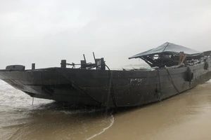 Con thuyền gỗ không có người trôi dạt bờ biển Quảng Trị