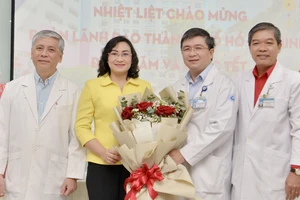Thứ trưởng Bộ Công thương Phan Thị Thắng thăm, chúc tết Bệnh viện Từ Dũ và các đơn vị quân đội 
