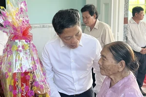 Đồng chí Trần Tuấn Anh ân cần thăm hỏi, chúc tết Mẹ Việt Nam Anh hùng Võ Thị Xề