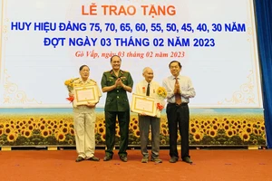 Trung tướng Nguyễn Văn Nam, Tư lệnh Bộ Tư lệnh TPHCM trao Huy hiệu Đảng cho đảng viên cao tuổi Đảng ở quận Gò Vấp