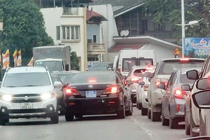 Xử phạt tài xế của Văn phòng Thành ủy Hà Nội lái xe biển số xanh đi ẩu