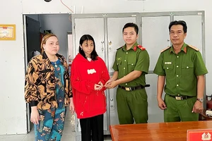 Em Quách Thảo Nguyên nhận lại tài sản bị đánh mất từ chiến sĩ công an Nguyễn An Huy
