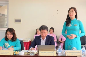 Bà Nguyễn Thị Tuyết Mai, Hiệu trưởng Trường PTCS Nguyễn Đình Chiểu báo cáo với đoàn giám sát