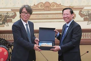 Chủ tịch UBND TPHCM Phan Văn Mãi tiếp Thứ trưởng Bộ Môi trường Hàn Quốc Kum Hang-seung