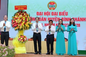 Đồng chí Nguyễn Hồ Hải tặng lẵng hoa chúc mừng đại hội. Ảnh: TRẦN YÊN 