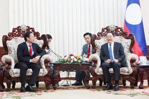 Chủ tịch UBND TPHCM Phan Văn Mãi chào xã giao lãnh đạo Lào 