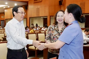Bí thư Thành ủy TPHCM Nguyễn Văn Nên cùng các đại biểu nữ tại hội nghị. Ảnh: HOÀNG HÙNG