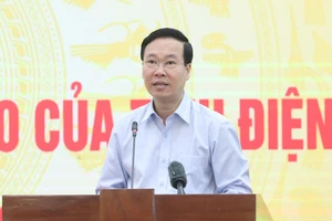 Chủ tịch nước Võ Văn Thưởng thăm hỏi đại biểu dự lễ phát động ủng hộ xây dựng nhà đại đoàn kết cho hộ nghèo tỉnh Điện Biên. Ảnh: QUANG PHÚC