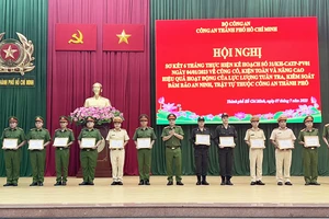 Đại tá Mai Hoàng, Phó Giám đốc Công an TPHCM, thủ trưởng Cơ quan CSĐT Công an TPHCM trao giấy khen cho các cá nhân có thành tích xuất sắc