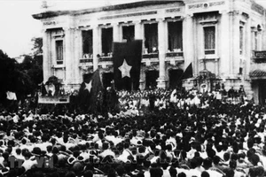 Sáng 19-8-1945, người dân Hà Nội và các tỉnh lân cận kéo về quảng trường Nhà Hát Lớn Hà Nội, dự lễ mít tinh hưởng ứng cuộc Tổng khởi nghĩa giành chính quyền. Ảnh tư liệu: TTXVN
