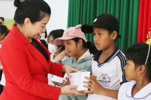 Đắk Lắk: Gần 1.000 suất quà hỗ trợ người dân xã Ea Tiêu, Ea Ktur