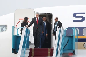 Thủ tướng Singapore Lý Hiển Long đến Hà Nội, bắt đầu chuyến thăm chính thức Việt Nam