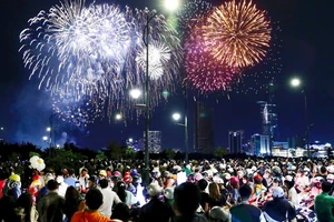TPHCM: Người dân và du khách náo nức thưởng lãm pháo hoa chào mừng Quốc khánh