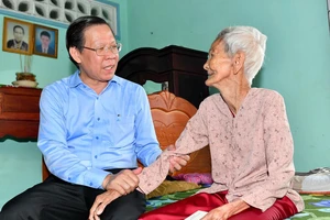 Lãnh đạo TPHCM thăm hỏi, tặng quà Mẹ Việt Nam Anh hùng ở Củ Chi
