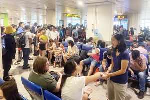 Hành khách chuyến bay VJ216 khởi hành từ TPHCM đi Vinh ngày 4-6-2022 mệt mỏi chờ đợi tại sân bay Tân Sơn Nhất vì bị hoãn
