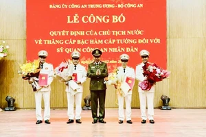 Thừa ủy quyền của Chủ tịch nước, Bộ trưởng Tô Lâm đã trao quyết định phong cấp bậc hàm Thiếu tướng cho đồng chí Mai Hoàng (bên trái)