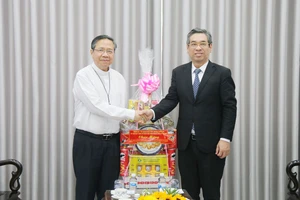 Đồng chí Nguyễn Phước Lộc chúc mừng Giám mục Đỗ Mạnh Hùng