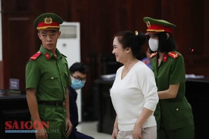 Bà Nguyễn Phương Hằng tại tòa sáng 4-4