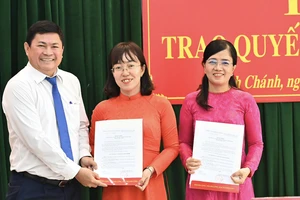 Phó Trưởng ban Thường trực Ban Tổ chức Thành ủy TPHCM Huỳnh Cách Mạng trao quyết định cho đồng chí Lê Thái Họa Mi. Ảnh: VIỆT DŨNG